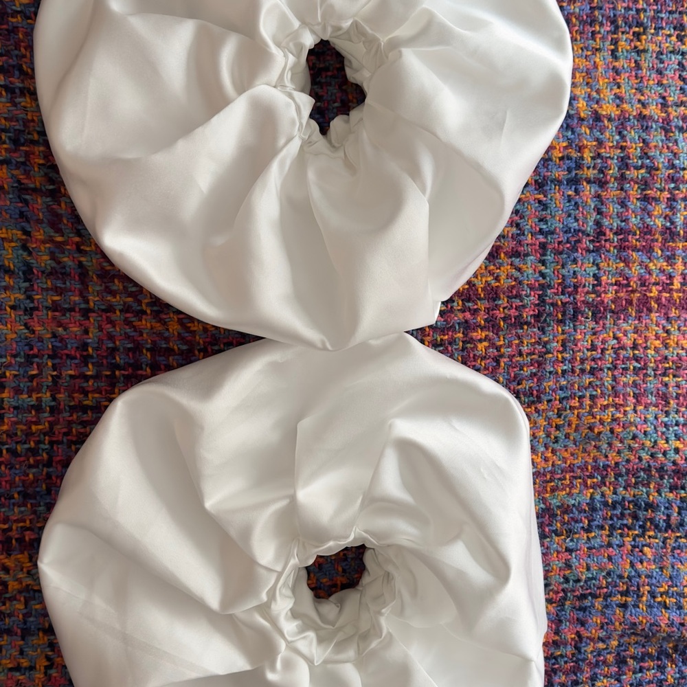 Detachable white puff sleeves